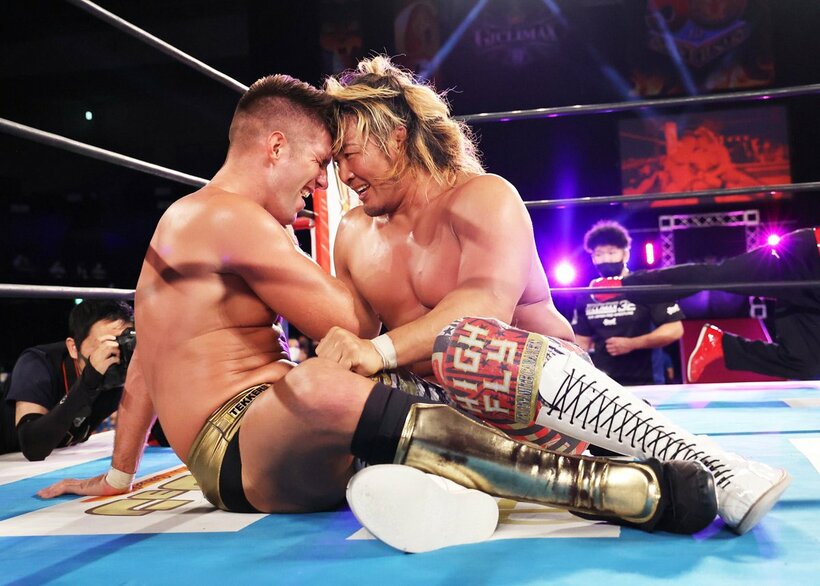  ザック(左)とのテクニック合戦を制した棚橋