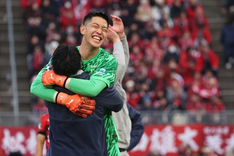 ９年ぶりの優勝が決まり、スタッフに飛びつくＧＫ早川友基