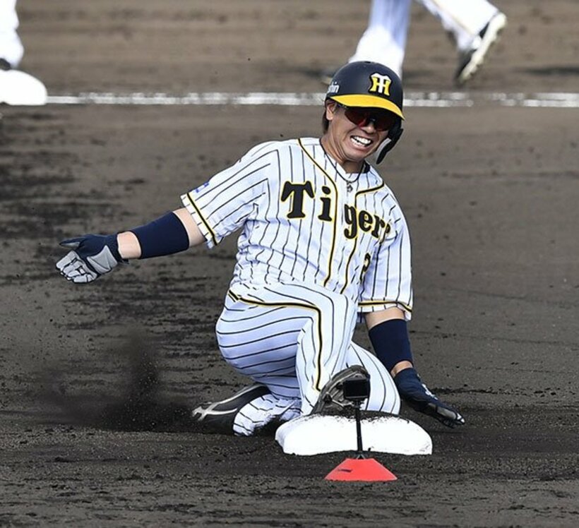  ベースランニングを行う梅野