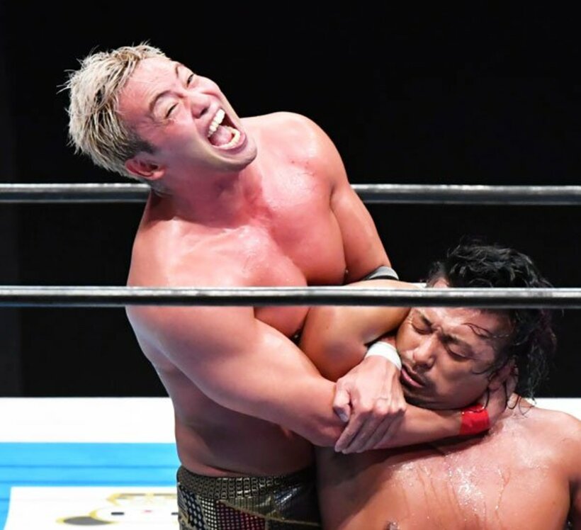  レフェリーストップで鷹木(右）を沈めたオカダ