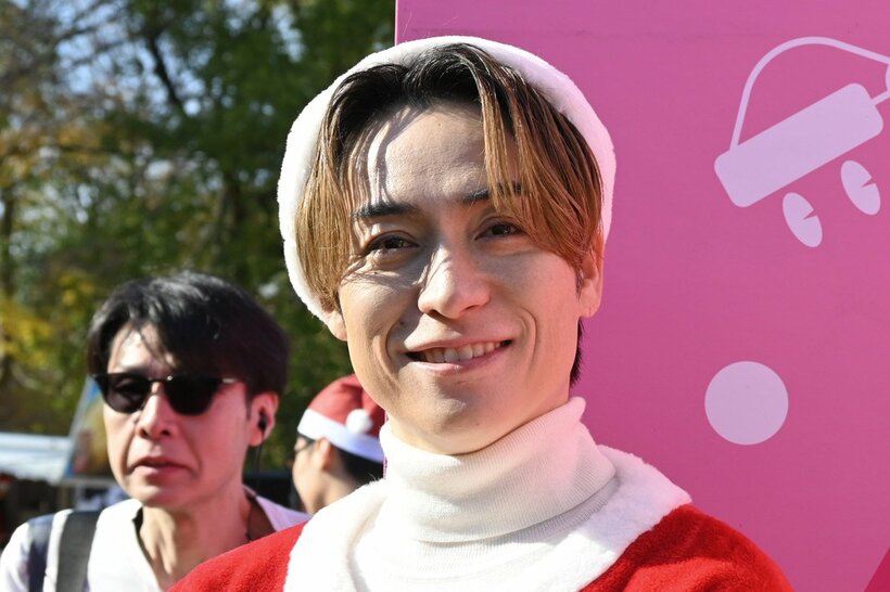 「サンタパレード大阪　２０２５」に参加したＥＸＩＬＥ・ＴＥＴＳＵＹＡ
