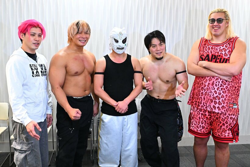 左からKIMIHIRO、KANON、解明を発表したビエント・マリグノ、MAO、納谷幸男