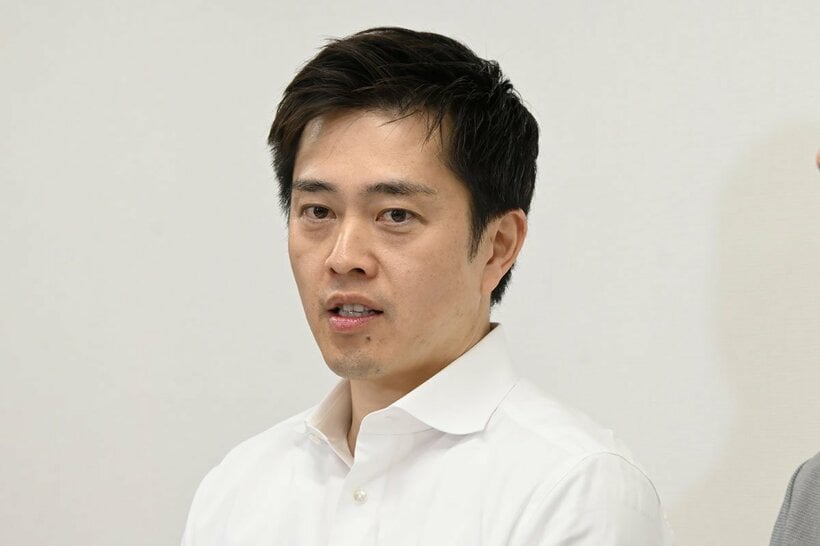全体会議後に囲み取材に応じた吉村代表