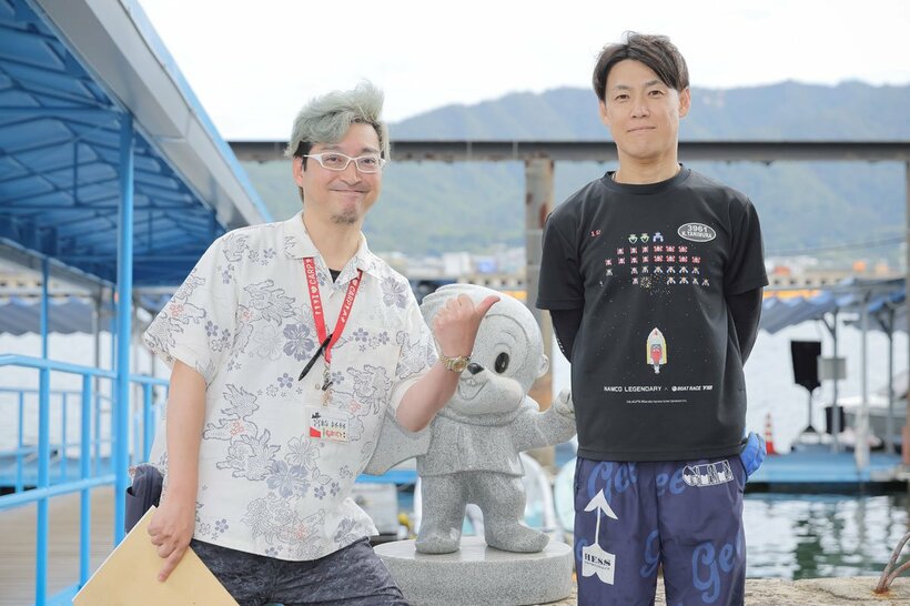 宮崎経督記者（左）と谷村一哉