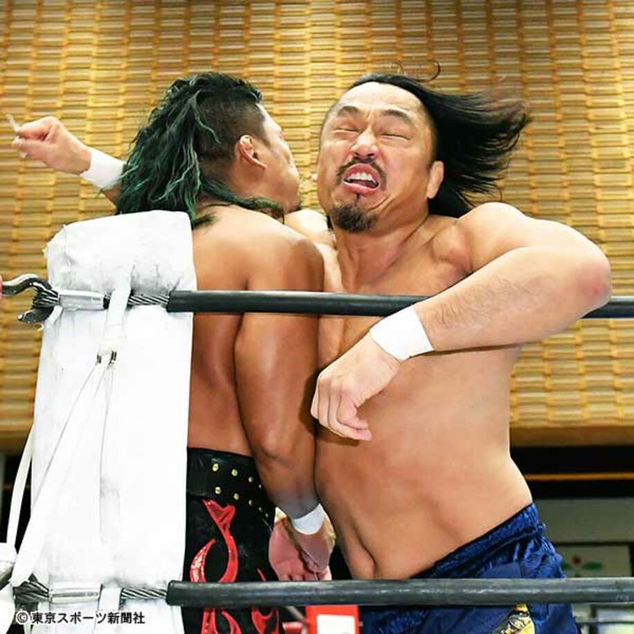 シリーズ開幕戦（２５日）で後藤は、鷹木（左）に串刺しラリアートを決めた