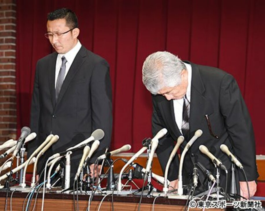  会見の冒頭で謝罪した内田正人前監督（右）と井上奨コーチ