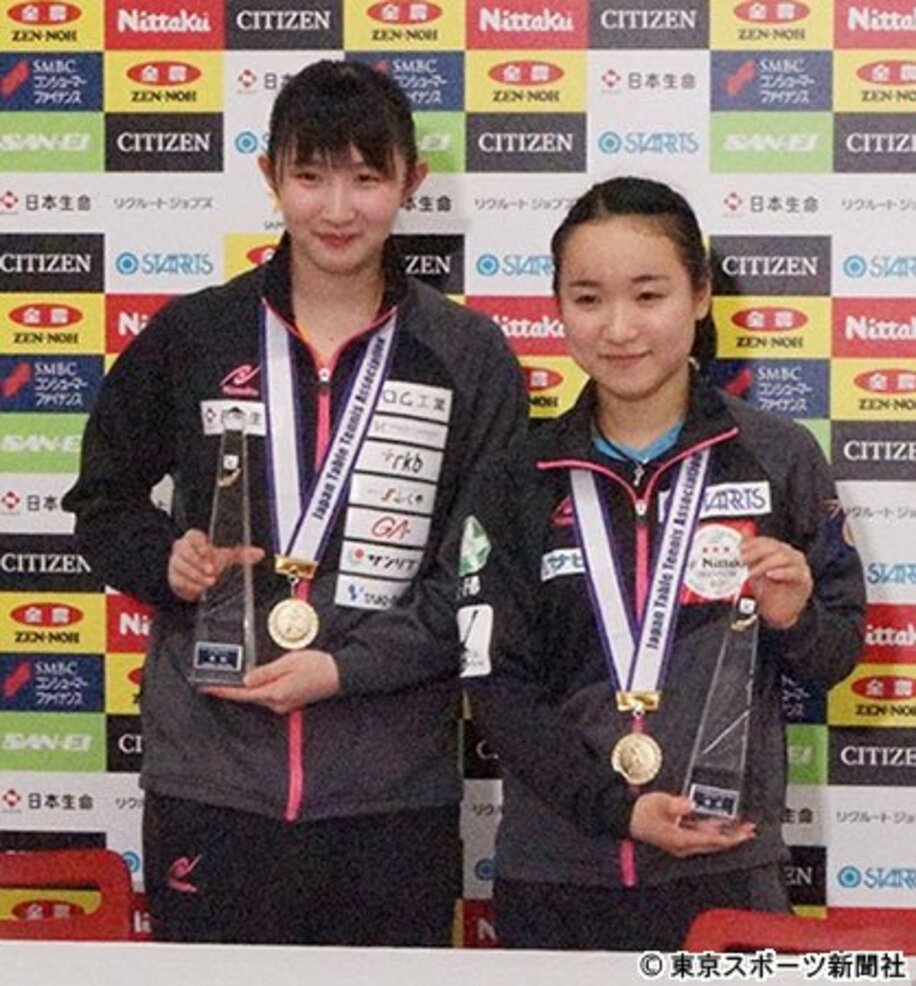  卓球全日本選手権の女子ダブルスで初優勝した早田ひな（左）、伊藤美誠