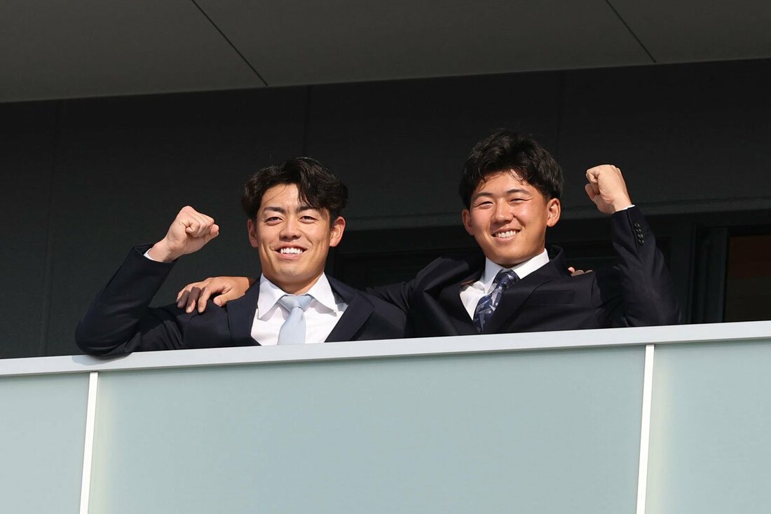 入寮時も仲良く立石正広(右)と記念撮影した阪神・谷端将伍