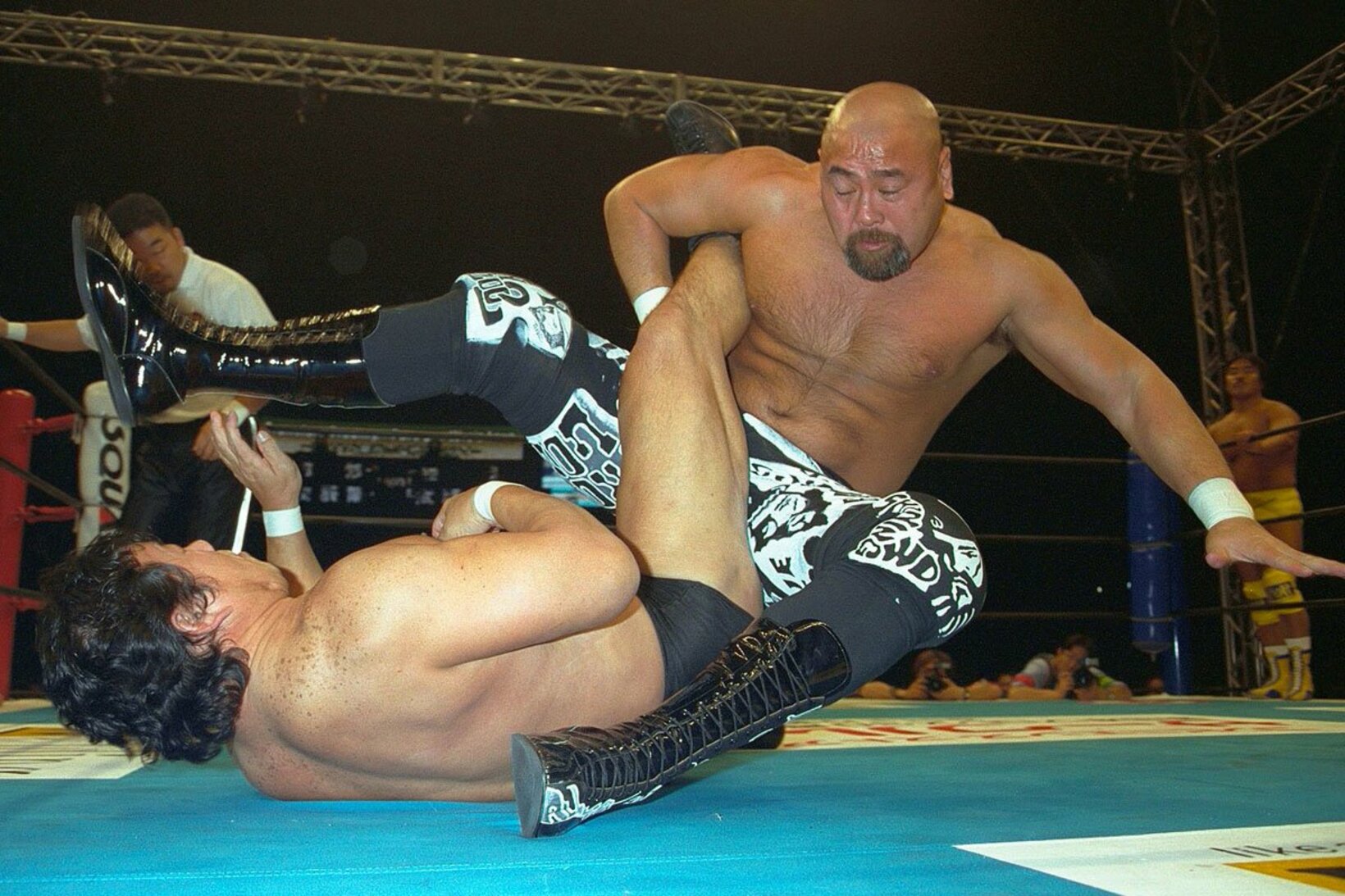 武藤敬司（右）は棚橋弘至を全日本に勧誘（左は藤波辰爾、2002年1月）