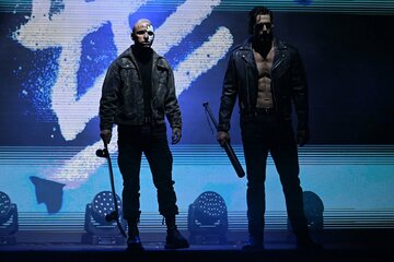 オカダの前に現れたダービー・アリン（左）とスティーブ・ボーデン　©All Elite Wrestling