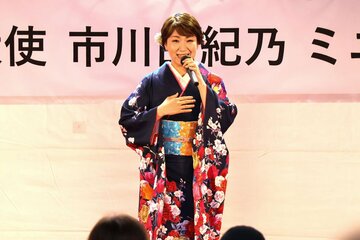 福島県・国見町の道の駅「あつかしの郷」を訪れた市川由紀乃
