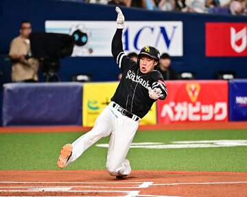 ６回、柳町達の同点タイムリーで生還した柳田悠岐