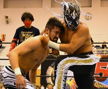  ユウタ(左)の猛攻をしのぎ開幕３連勝のデスペラード