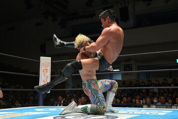 清宮海斗（左）を攻めるSANADA