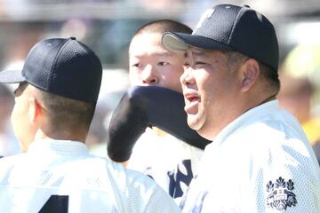 選手たちに声をかける大阪桐蔭・西谷監督