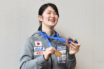 帰国し笑顔で会見した木原