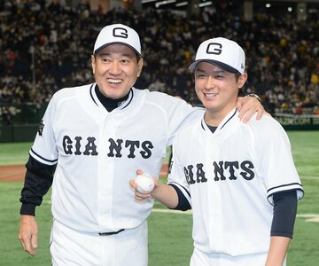  ウイニングボールを手に、原監督(左)と記念撮影する巨人・戸田（東スポWeb）