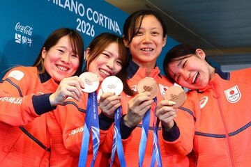 女子パシュートで銅メダルを獲得（左から堀川桃香、佐藤綾乃、高木美帆、野明花菜）