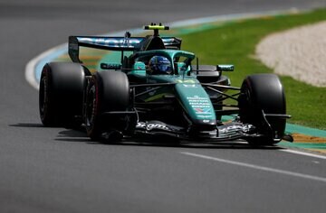 予選を走るフェルナンド・アロンソのマシン（ロイター）