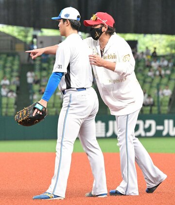 柴田（左）に一塁守備の指導をする日本ハム・新庄監督