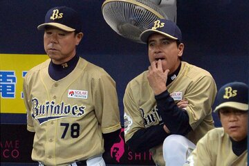 ケガ人続出でまさかの失速。借金が膨らんでいった（左は福良ヘッド）