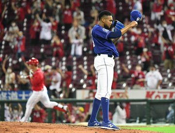  広島・坂倉(左)にサヨナラ３ランを浴びた中日のＲ・マルティネス