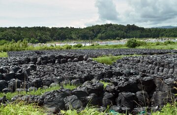  町内の至る所に汚染土が詰まった黒い袋が並ぶ（福島・大熊町）