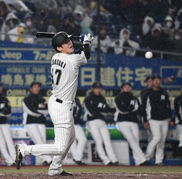 雨の中、代打で登場したロッテ・佐々木朗