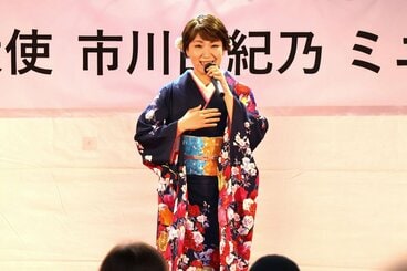 福島県・国見町の道の駅「あつかしの郷」を訪れた市川由紀乃