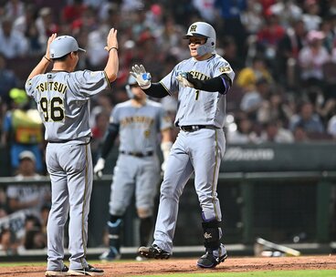5回、中押しの24号2ランを放った阪神・森下翔太(右)