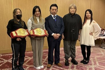 女子タッグ王座戦に臨む(左から)王者の薮下めぐみとジャガー横田、平井丈雅代表、挑戦者の堀田祐美子と豊田紗也夏