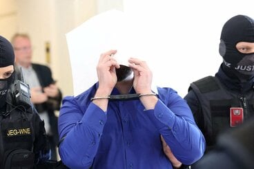 出廷するベラン・アリイ容疑者（ロイター）