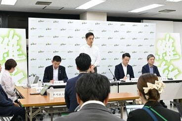 吉村洋文代表（中央）らが出席した党の全体会議