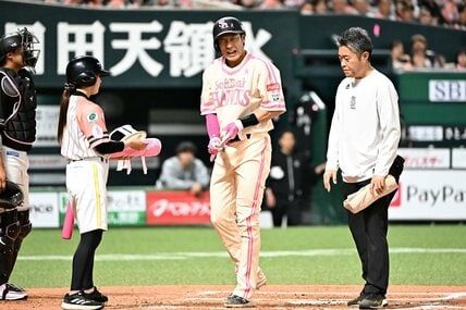 ７回に死球を受け、表情をゆがめるソフトバンク・柳田悠岐(中)
