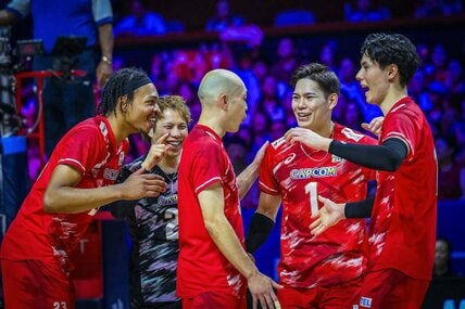 スキンヘッドが深津（Volleyball World提供）