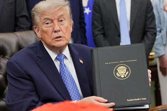 宗教の自由に関する委員会から報告書を受け取るトランプ米大統領（ロイター）