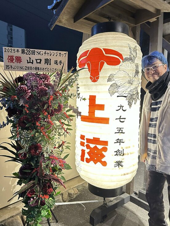 山口剛の実家・焼肉「上海」を訪れた宮崎経督記者(右)