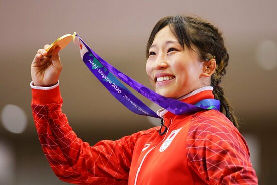 金メダルを手に笑顔の須崎優衣