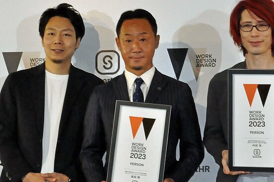 授賞式に出席した黒田監督（中）