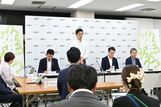 吉村洋文代表(中央)らが出席した党の全体会議
