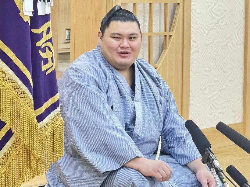 一夜明け会見を行った大の里