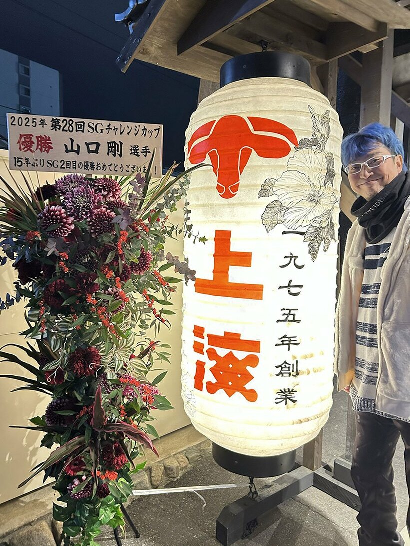 山口剛の実家・焼肉「上海」を訪れた宮崎経督記者(右)