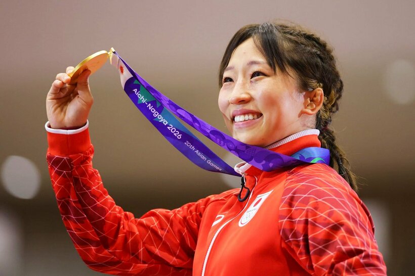 金メダルを手に笑顔の須崎優衣