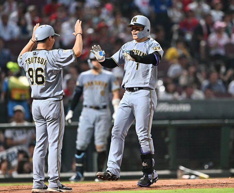 ５回、中押しの24号２ランを放った阪神・森下翔太(右)
