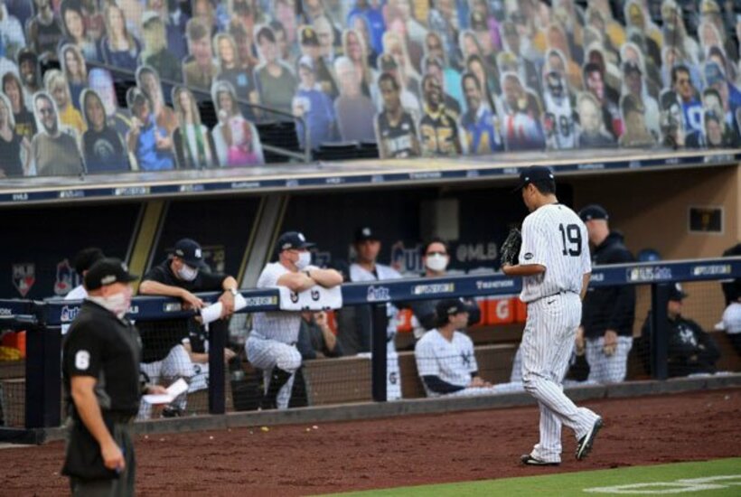  ＫＯされベンチに戻る田中(ロイター＝USA TODAY)