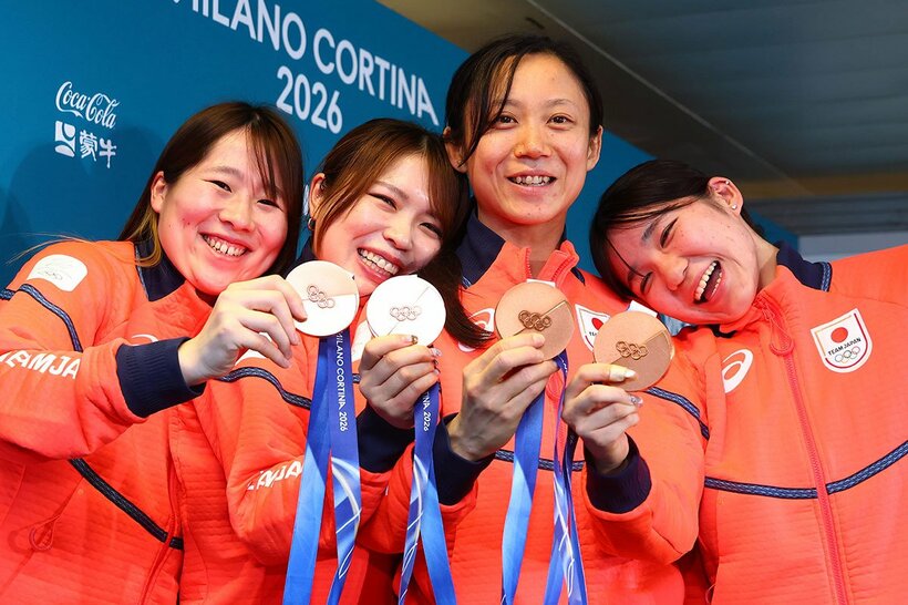 女子パシュートで銅メダルを獲得（左から堀川桃香、佐藤綾乃、高木美帆、野明花菜）