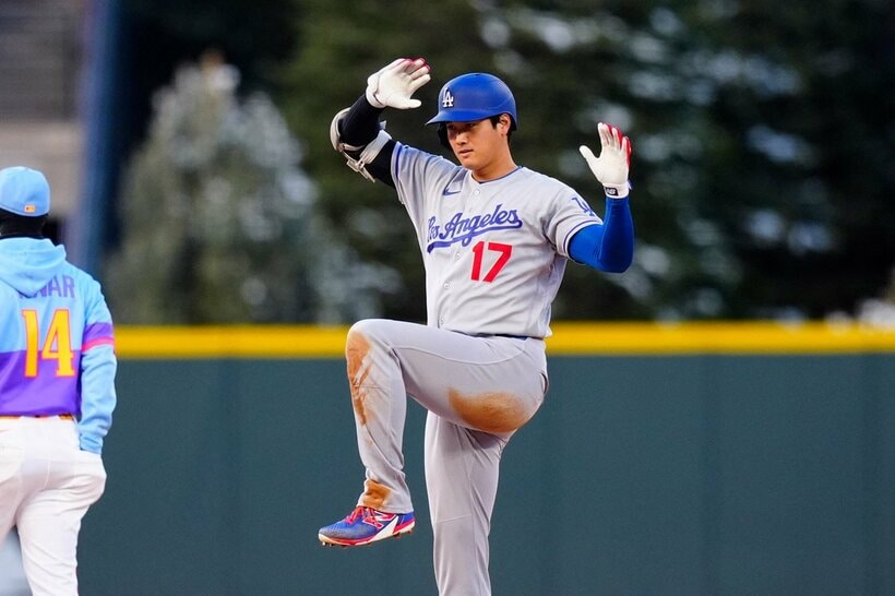 初回に二塁打を放ちポーズを決める大谷翔平（ロイター）