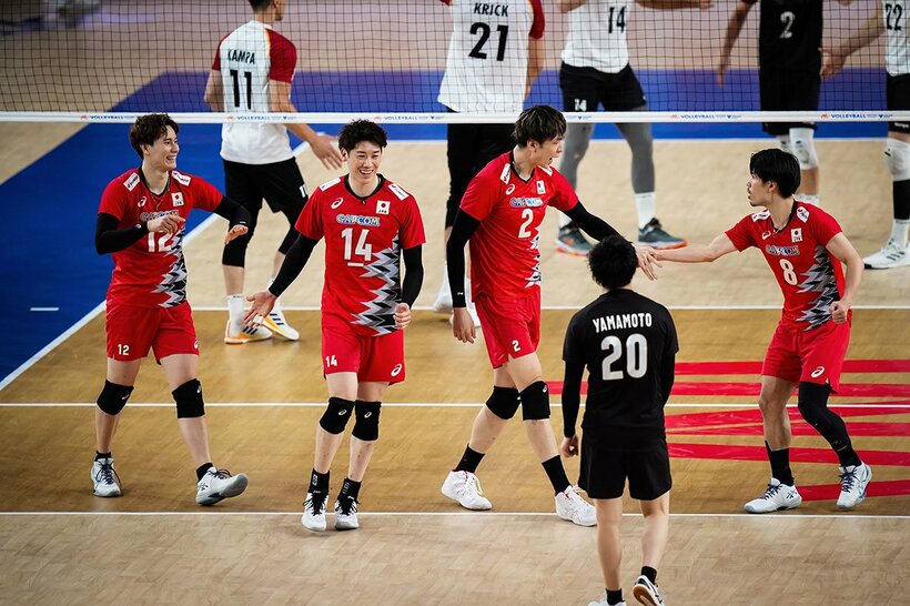 ドイツ戦の課題を口にした石川祐希（左から２番目）（Volleyball World提供）