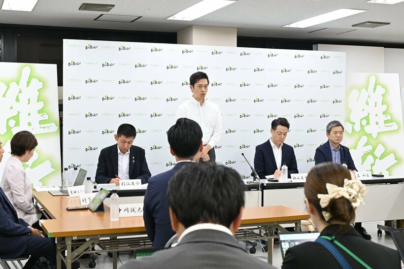 吉村洋文代表（中央）らが出席した党の全体会議
