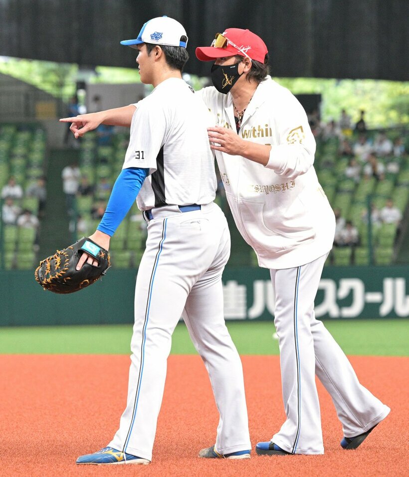 柴田（左）に一塁守備の指導をする日本ハム・新庄監督